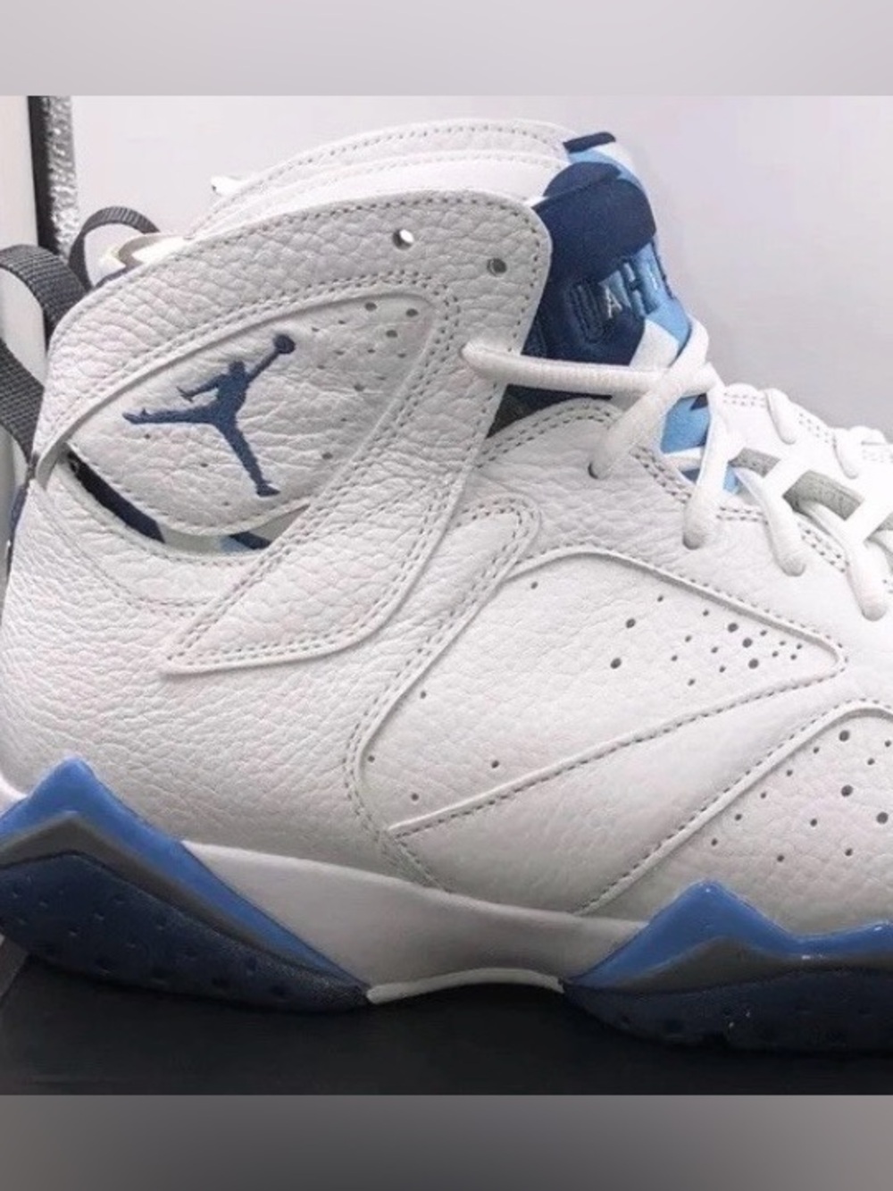 Air Jordan Retro "French Blue" sneakers
Boys girls women size 5. Authentic
